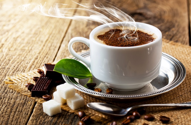 Caffè caldo in una tazza su uno sfondo vecchio