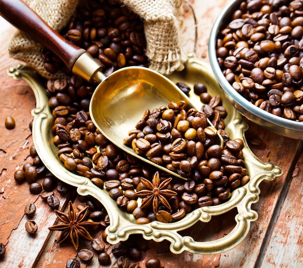 Caffè caldo in una tazza su uno sfondo vecchio