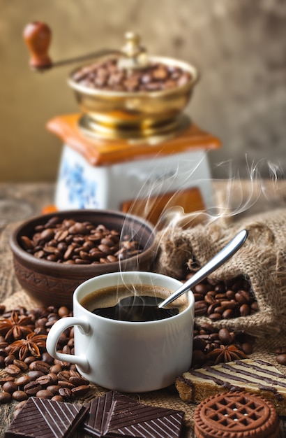 Caffè caldo in una tazza su uno sfondo vecchio