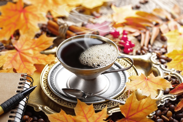 Caffè caldo in una tazza su uno sfondo vecchio