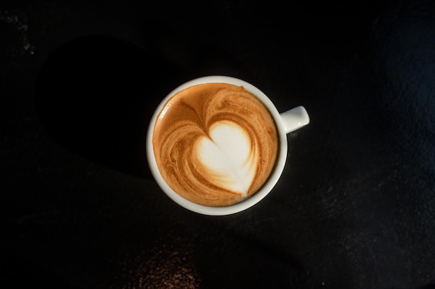 caffè caldo latte art a forma di cuore