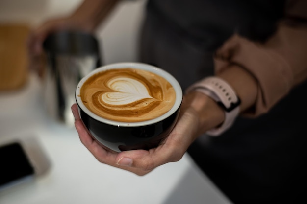 caffè caldo latte art a forma di cuore