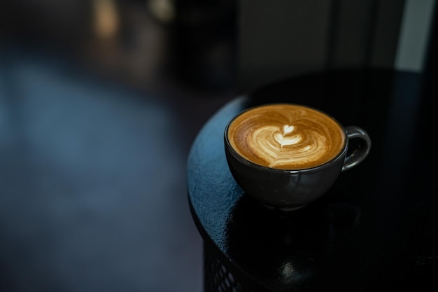 caffè caldo latte art a forma di cuore