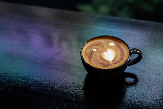 caffè caldo latte art a forma di cuore