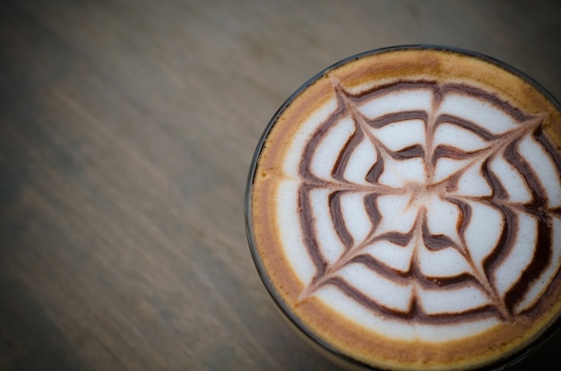 caffè caldo latte art sul tavolo di legno