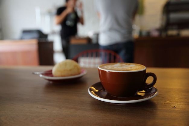 Caffè caldo latte sulla superficie del legno