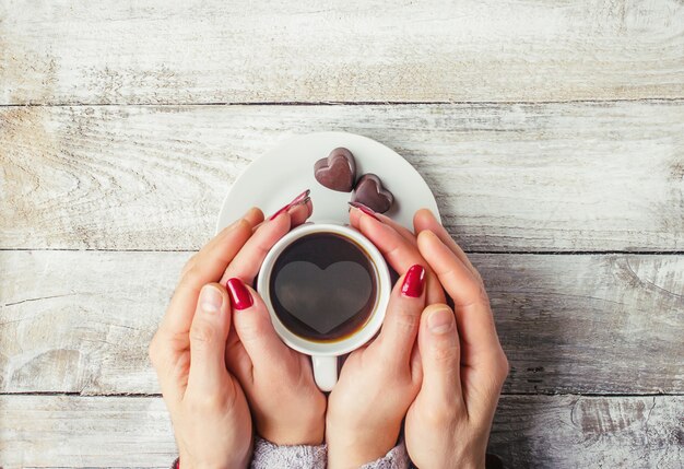 Caffè caldo nelle mani di una persona cara.