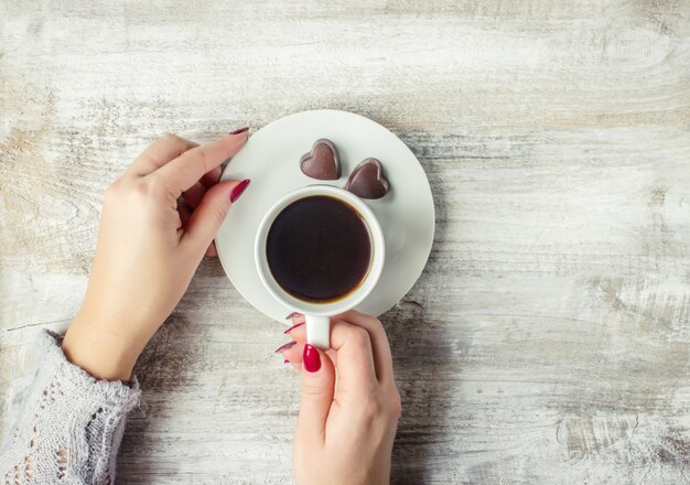 Caffè caldo nelle mani di una persona cara.