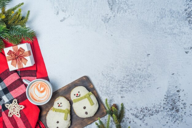 Caffè caldo per la stagione invernale. Buon Natale e Felice Anno nuovo. Bevanda calda e torta per le vacanze.