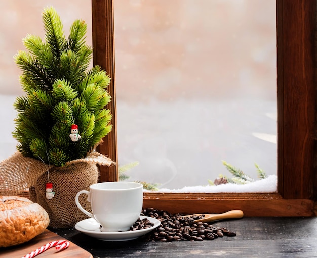 Caffè caldo per la stagione invernale con la neve. Buon Natale e felice anno nuovo in vacanza. Copia spazio per il testo