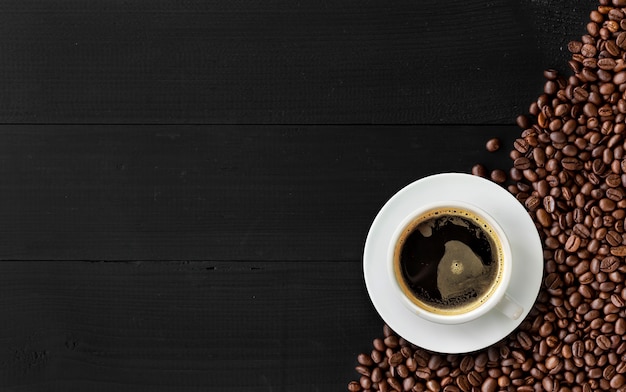 Caffè caldo su legno nero