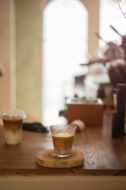 caffè caldo su un tavolo con panna versata al suo interno che mostra la consistenza