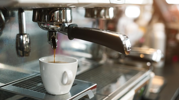 Caffè caldo su un tavolo con panna versata che mostra la consistenza