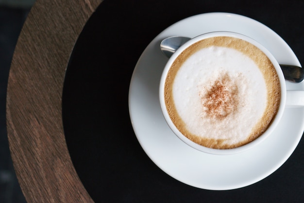 Caffè caldo su un tavolo di legno