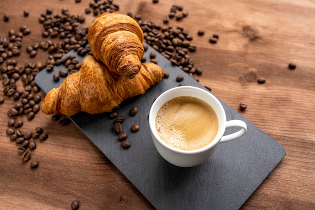 Caffè caldo su un tavolo di legno