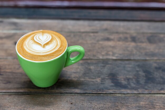 caffè caldo sul tavolo di legno