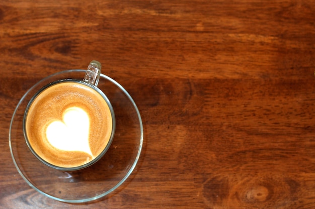 caffè caldo sul tavolo di legno