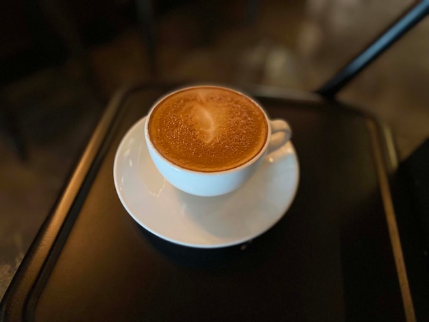 caffè caldo sul tavolo nella caffetteria