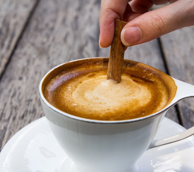 Caffè caldo sul tavolo