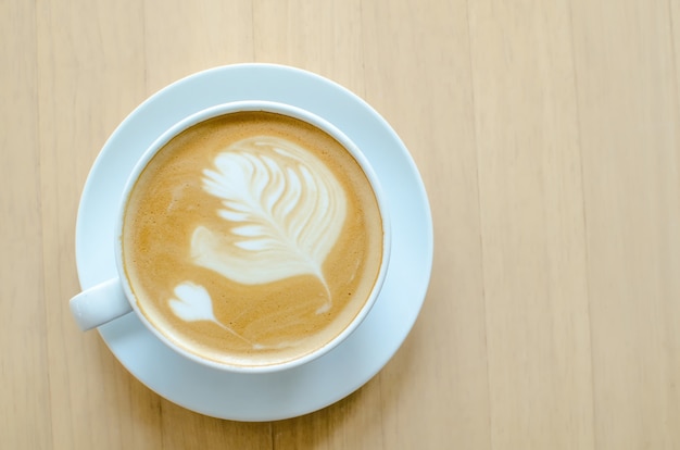 Caffè caldo sulla tavola di legno in caffetteria