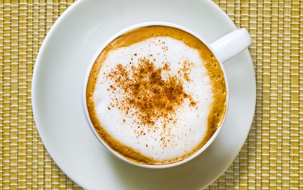 caffè caldo sulla tazza bianca come cappuccino