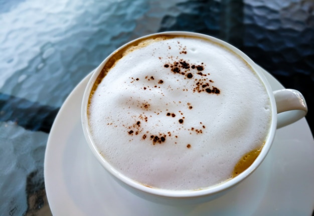 Caffè caldo tazza di cappuccino con panna e cioccolato