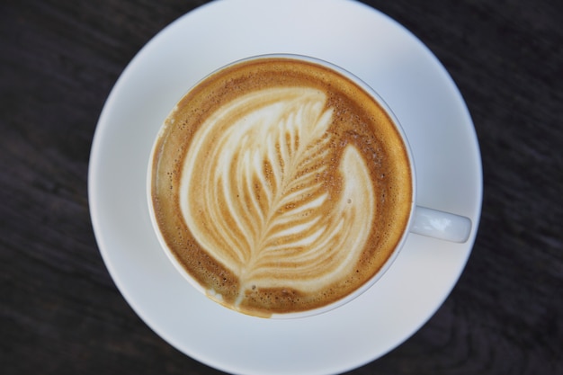 Caffè cappuccino su fondo legno