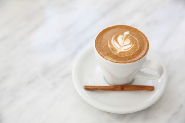 Caffè cappuccino su fondo legno