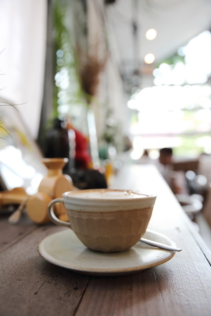 Caffè cappuccino su fondo legno