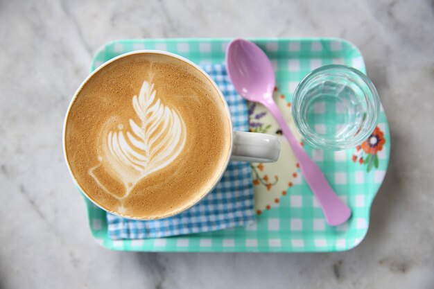 Caffè cappuccino su fondo legno