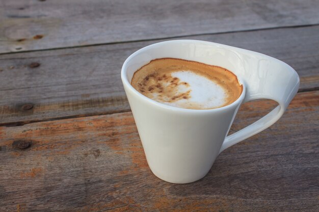 caffè cappuccino sul tavolo di legno