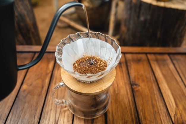 Caffè che gocciola e caffè lento a casa, acqua calda nel caffè