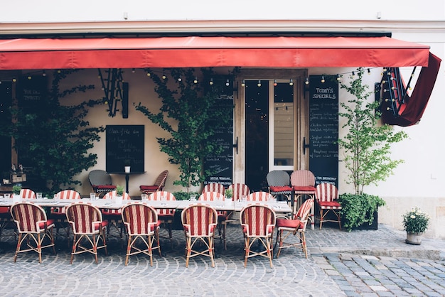 Caffè cittadino con sedie di vimini sul piccolo ristorante sul marciapiede