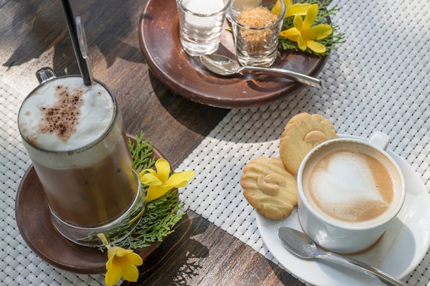 Caffè colazione sul tavolo in legno balcone