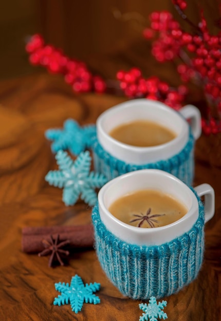 Caffè con bevanda invernale al cardamomo Caffè in tazze con cardamomo e zucchero bianco su fondo di legno d'epoca