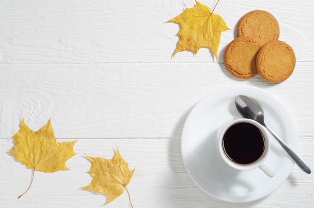 Caffè con biscotti di farina d'avena e foglie di autunno gialle