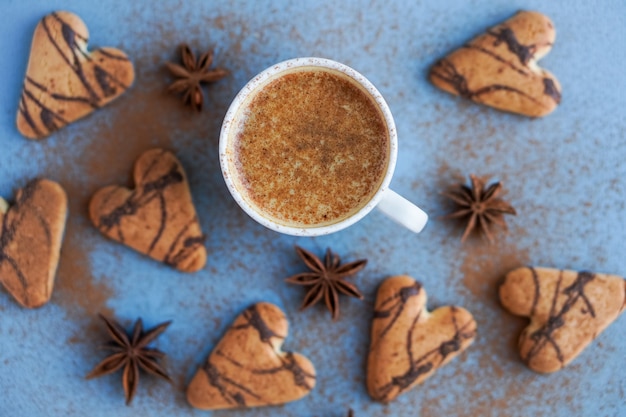 Caffè con biscotti e anice stellato