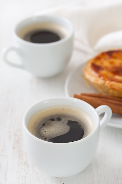 Caffè con biscotti portoghesi pasteis de nata