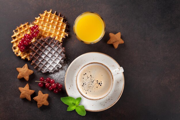 Caffè con cialde e dolci