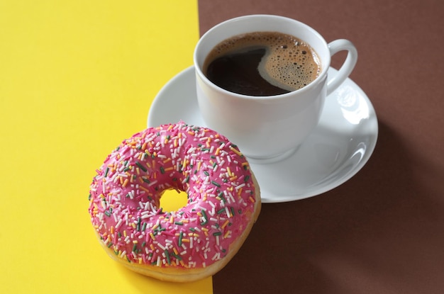 Caffè con ciambella rosa fresca