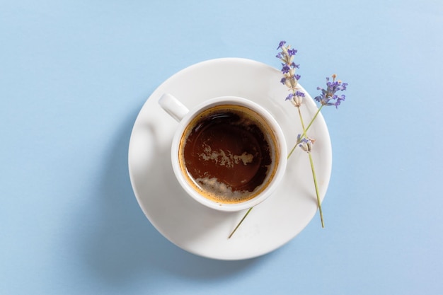 Caffè con composizione di fiori sul tavolo