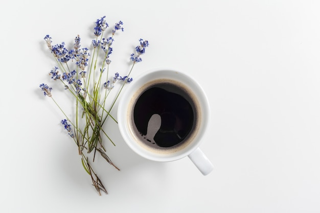 Caffè con composizione di fiori sul tavolo