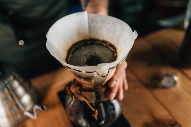 Caffè con filtro Chemex e bollitore