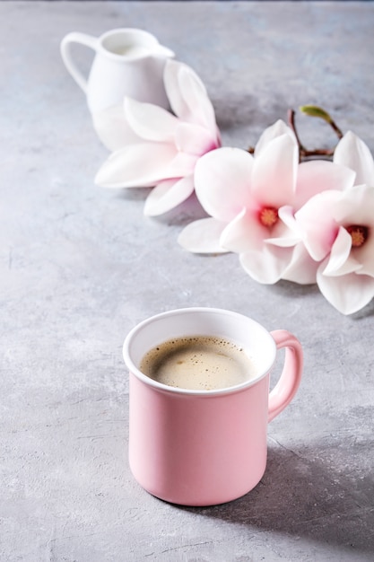 Caffè con fiori primaverili