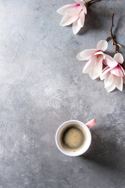 Caffè con fiori primaverili