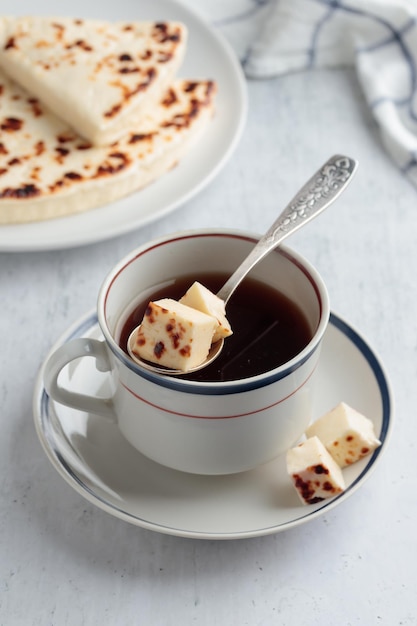 Caffè con formaggio da forno tradizionale finlandese Leipajuusto