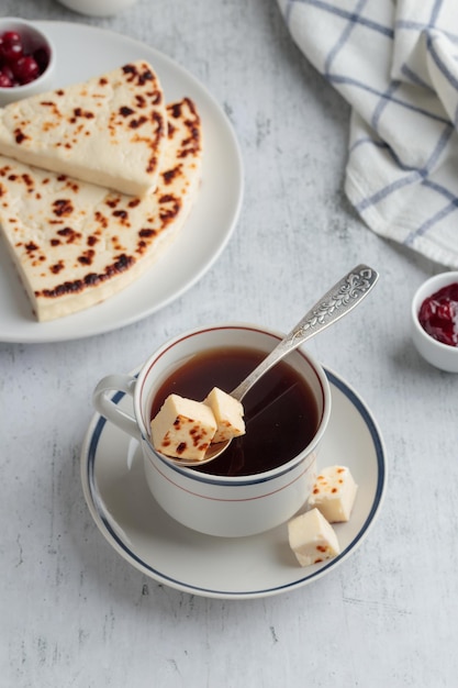 Caffè con formaggio da forno tradizionale finlandese Leipajuusto