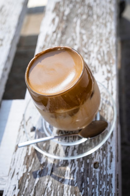 Caffè con ghiaccio. Caffè Dalgona. Caffè cremoso con ghiaccio e latte di mandorla