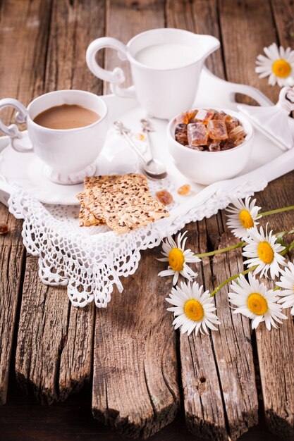 Caffè con latte e biscotti su un vassoio.