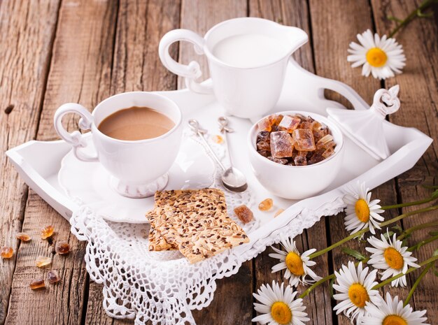 Caffè con latte e biscotti.